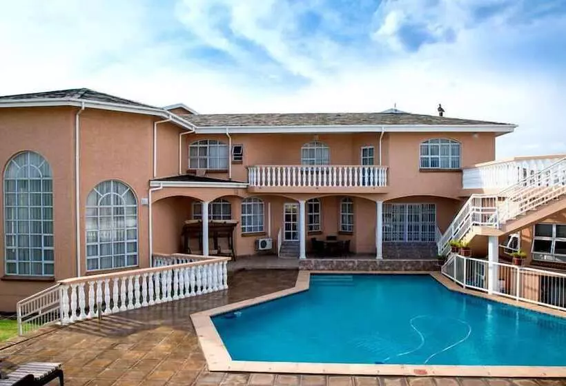 تختخواب و صبحانه Ekupholeni Garden Villas