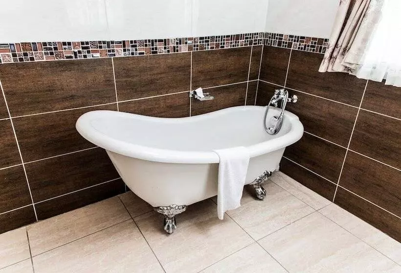 تختخواب و صبحانه Ekupholeni Garden Villas