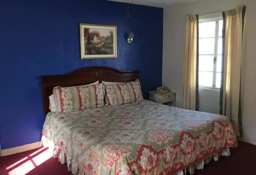 Hotelli Azure Hills Inn And Suites