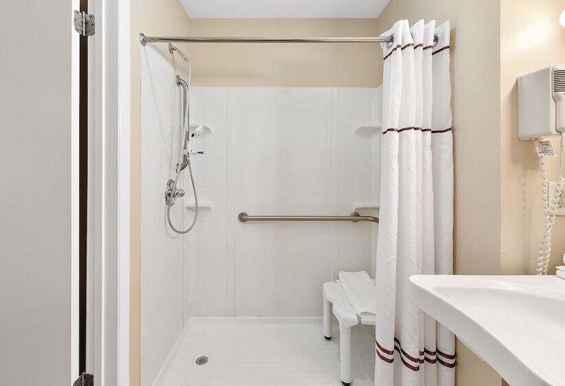 בית מלון כפרי Brighton Suites