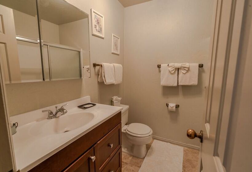 Отель The Blue Church Lodge