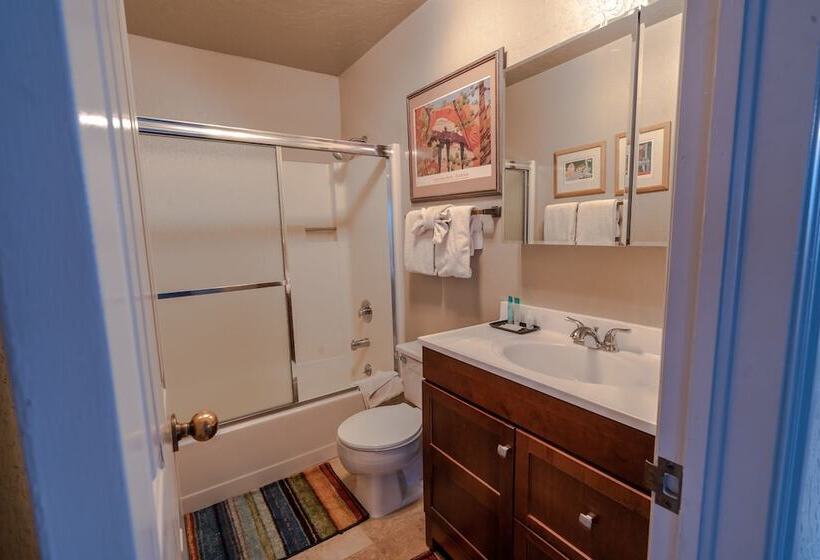 Отель The Blue Church Lodge