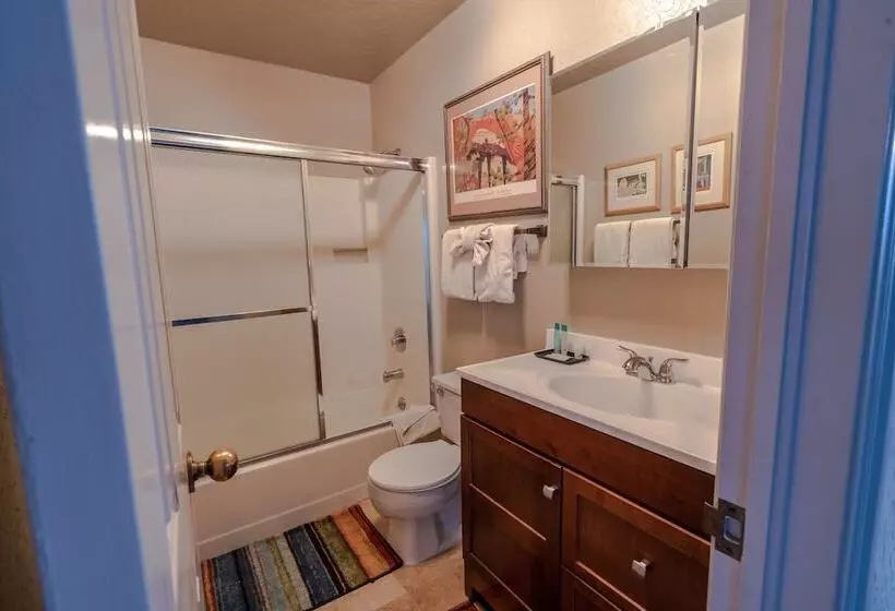 Отель The Blue Church Lodge