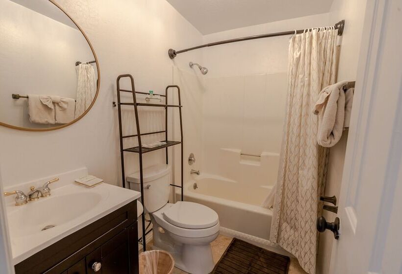 Отель The Blue Church Lodge