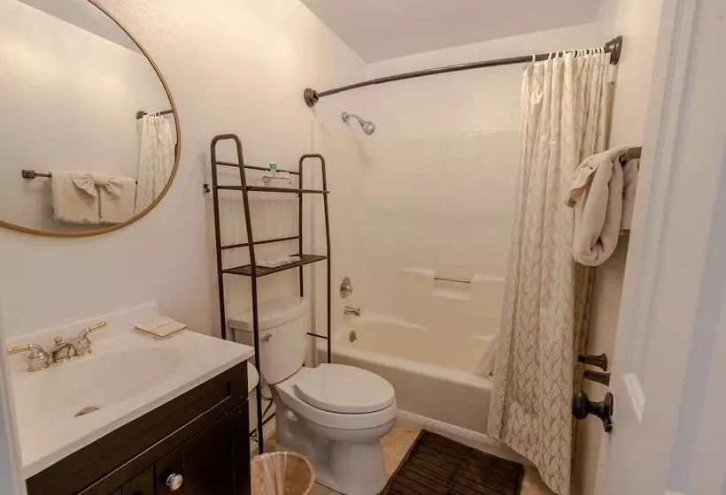 Отель The Blue Church Lodge