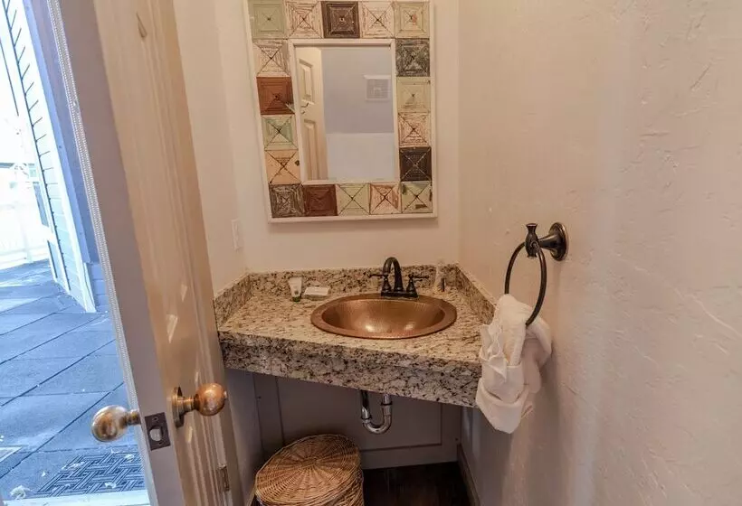 Отель The Blue Church Lodge