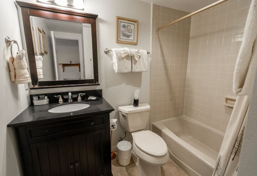 Отель The Blue Church Lodge