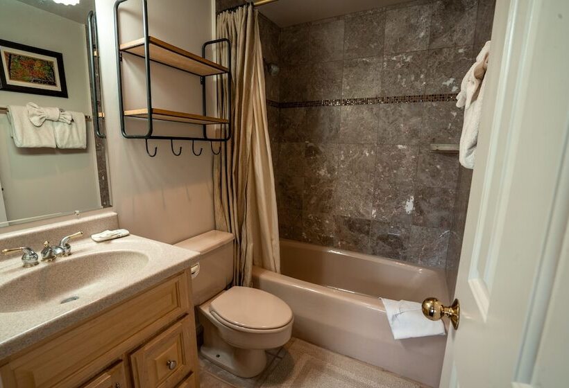 Отель The Blue Church Lodge