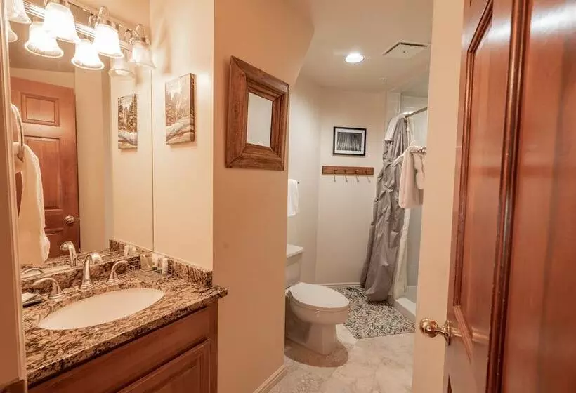 Отель The Blue Church Lodge