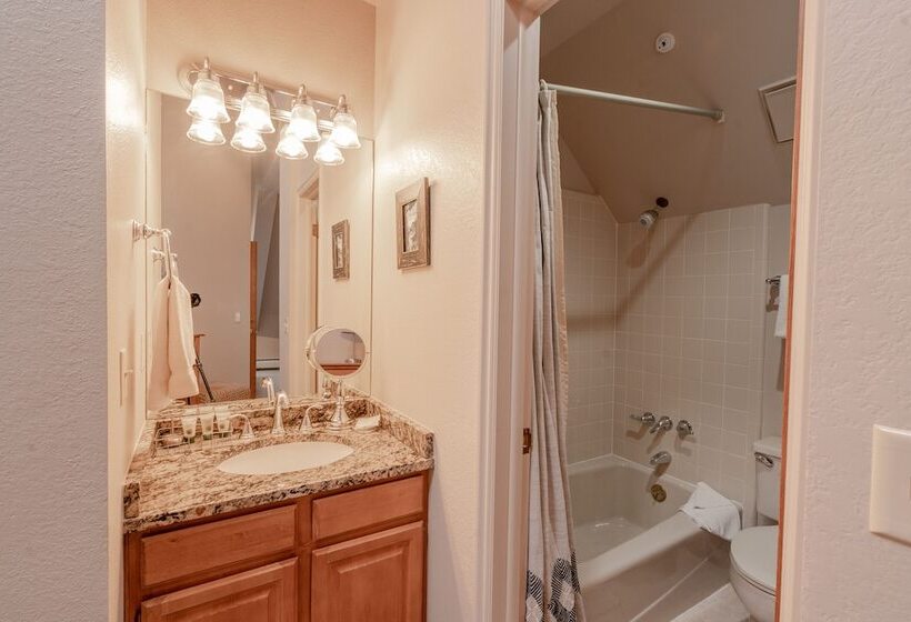 Отель The Blue Church Lodge