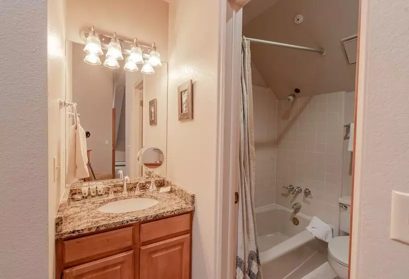 Отель The Blue Church Lodge