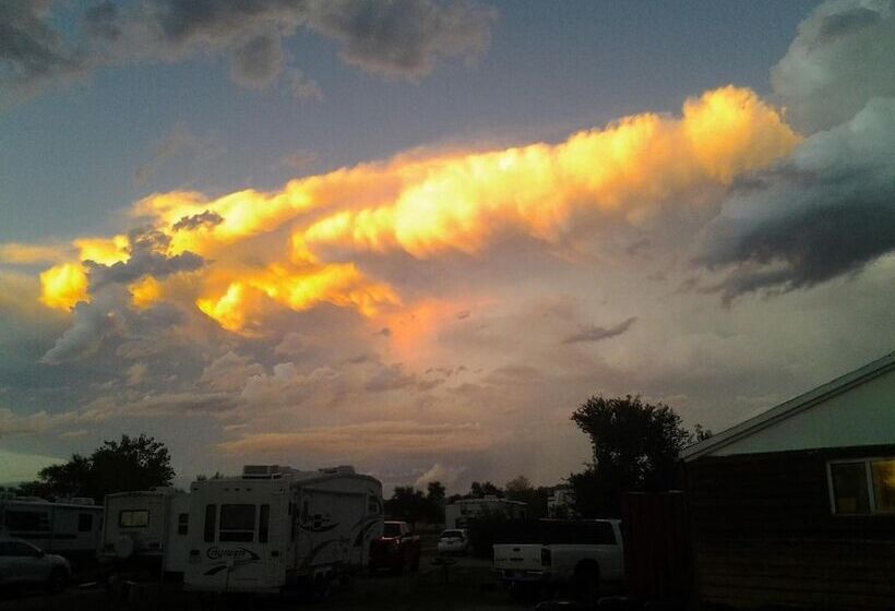 מוטל Badlands Hotel & Campground