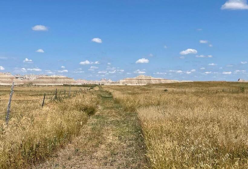 מוטל Badlands Hotel & Campground