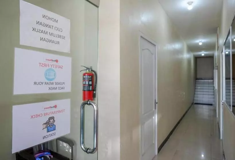 ホテル Reddoorz @ Jalan Setiabudi Semarang 2