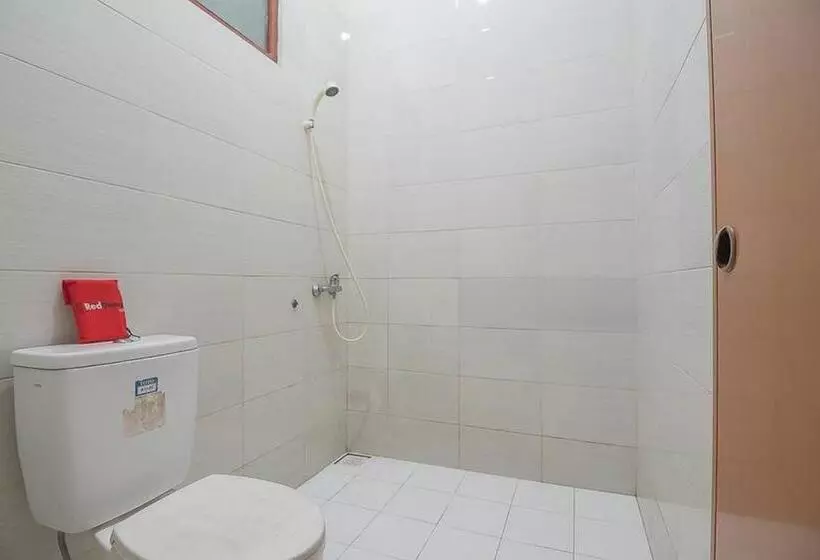 Hotelli Reddoorz Near Alun Alun Subang