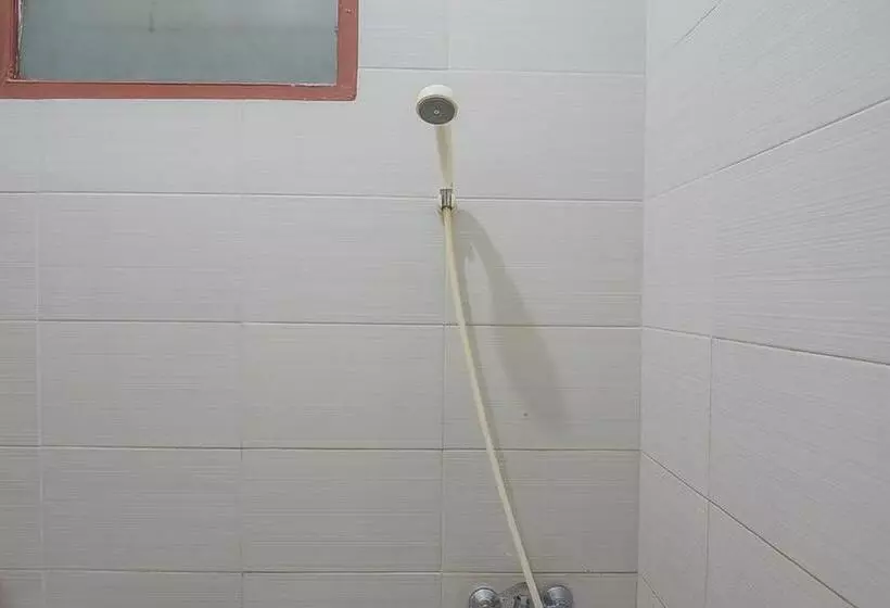 Hotelli Reddoorz Near Alun Alun Subang