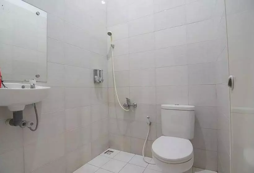 Hotelli Reddoorz Near Alun Alun Subang