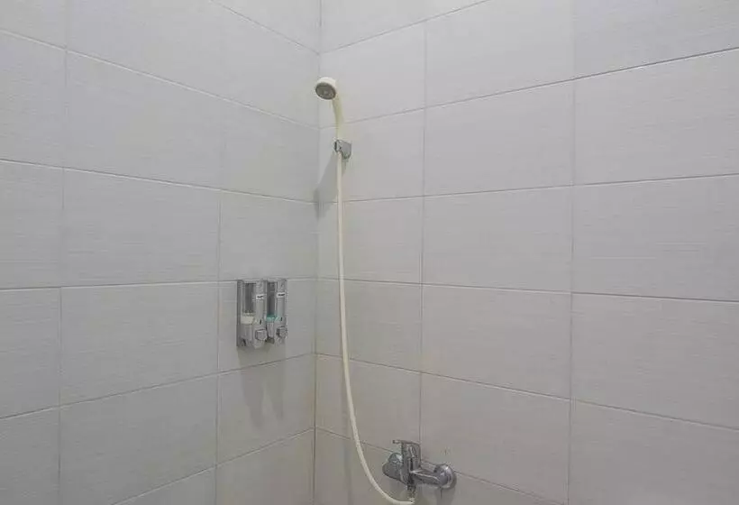 Hotelli Reddoorz Near Alun Alun Subang