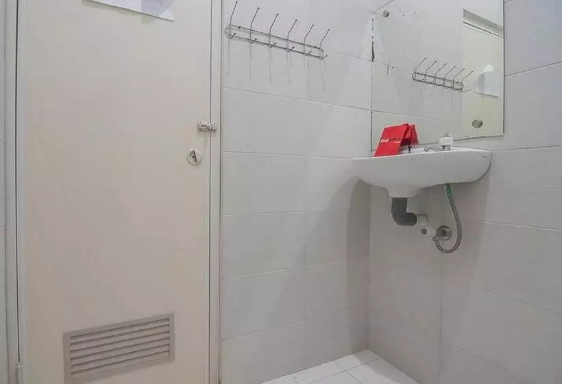 Hotelli Reddoorz Near Alun Alun Subang