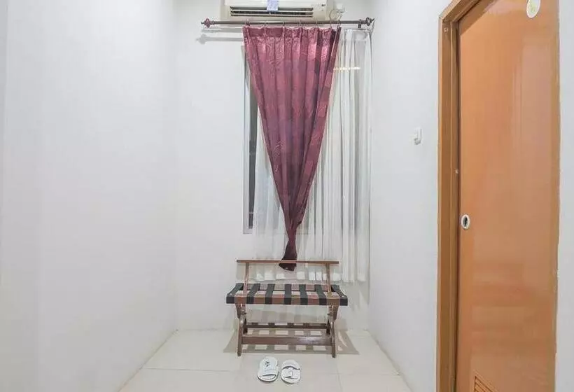 Hotelli Reddoorz Near Alun Alun Subang