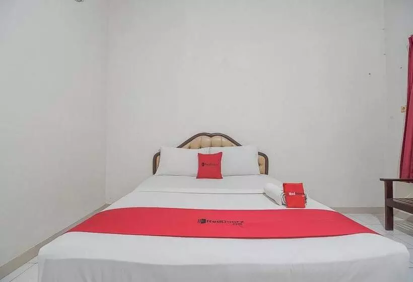 Hotelli Reddoorz Near Alun Alun Subang