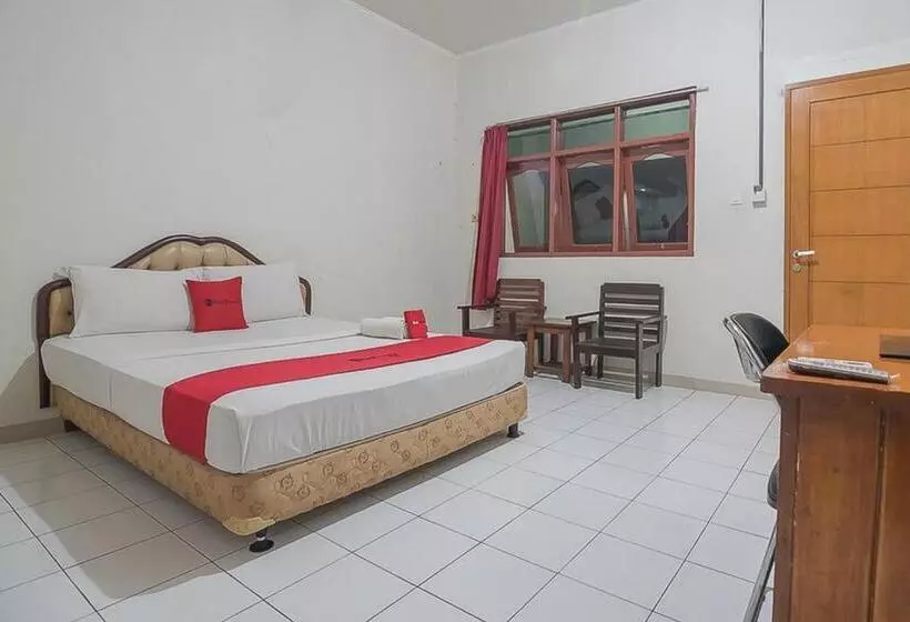 Hotelli Reddoorz Near Alun Alun Subang