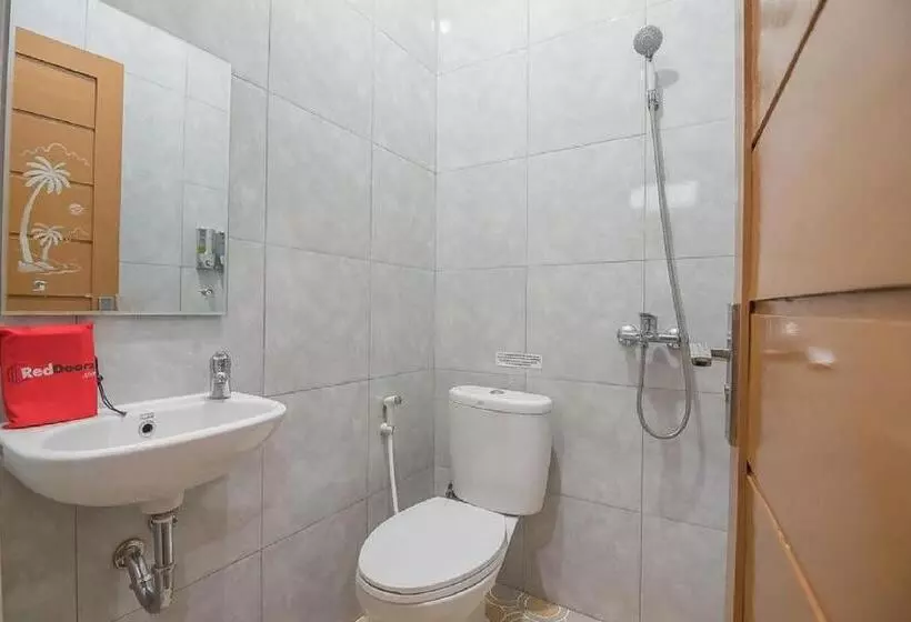 Majatalo Reddoorz Plus Near Syamsudin Noor Airport 3