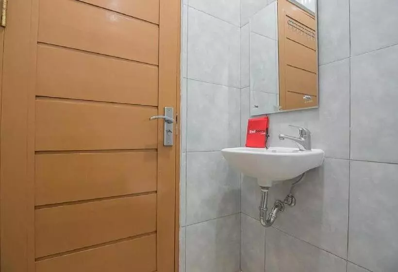 Majatalo Reddoorz Plus Near Syamsudin Noor Airport 3
