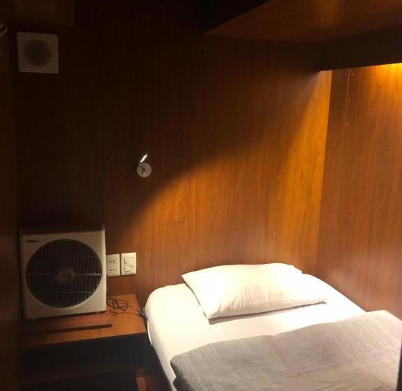 هتل کپسول Onkel Inn Airport Sleepbox