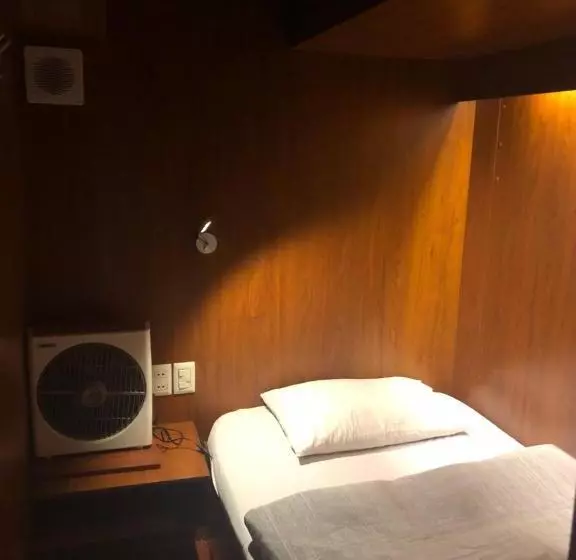 هتل کپسول Onkel Inn Airport Sleepbox