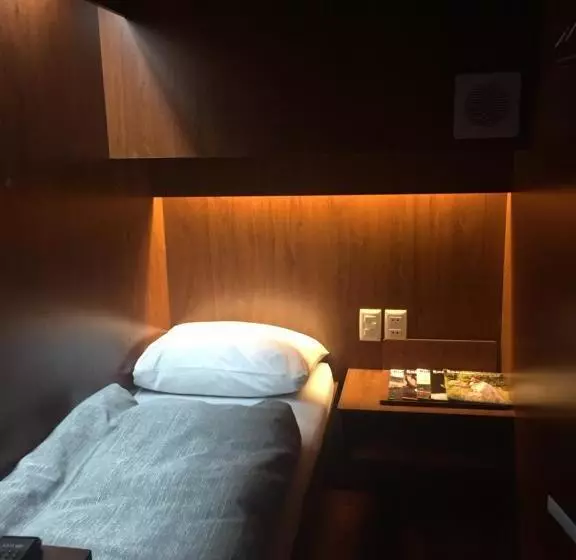 هتل کپسول Onkel Inn Airport Sleepbox