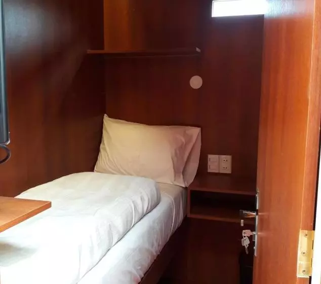 هتل کپسول Onkel Inn Airport Sleepbox