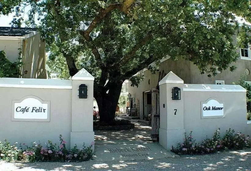 Hotelli Cafe Felix & Old Oak Manor