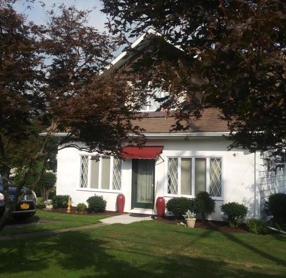 פנסיון The Guest House At The Regina House Tea Room