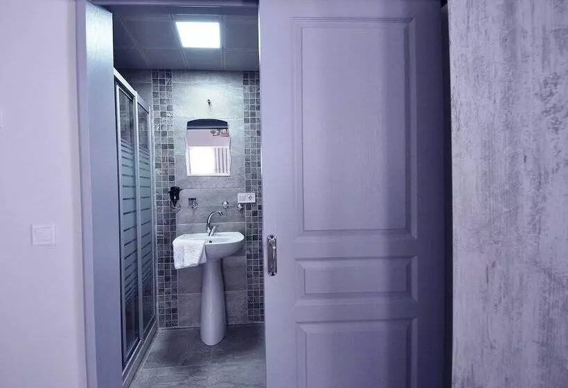 ベッドアンドブレックファースト Queen Bee