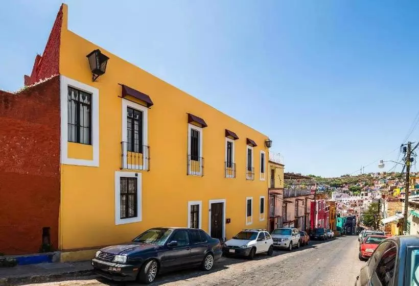 Capital O Las Calzadas  & Suites