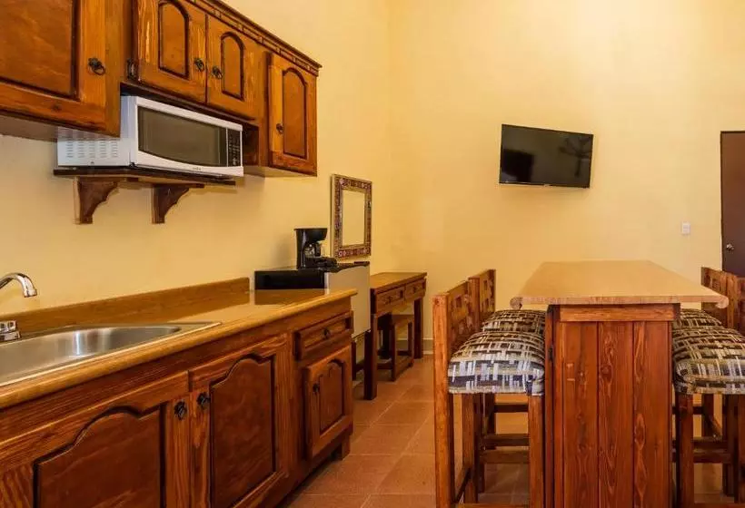 Capital O Las Calzadas  & Suites