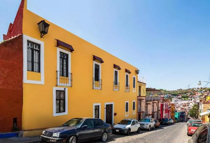 Capital O Las Calzadas  & Suites