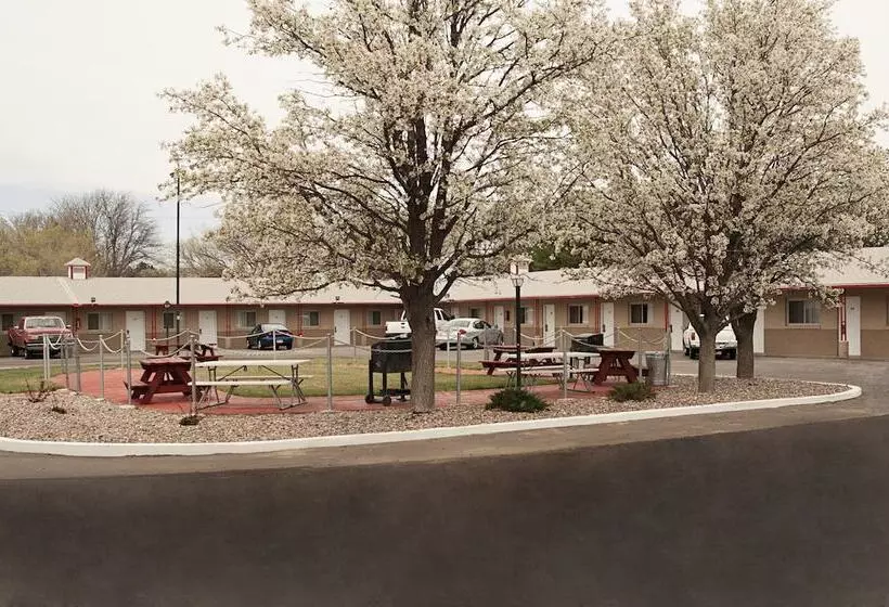 Отель Budget Inn & Suites Colby