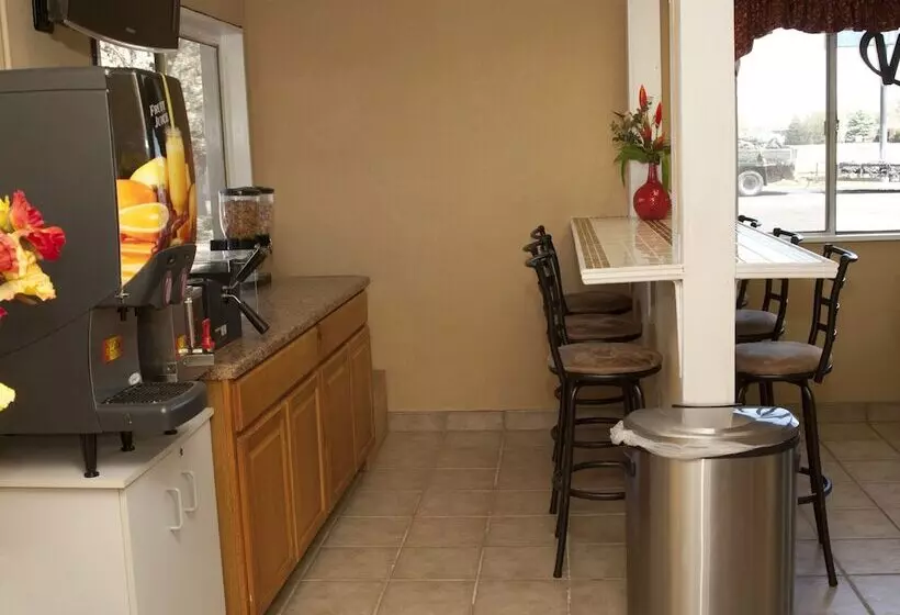 Отель Budget Inn & Suites Colby