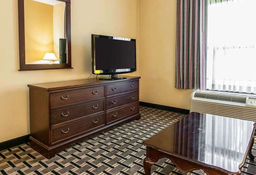 هتل Clarion Inn & Suites Northwest