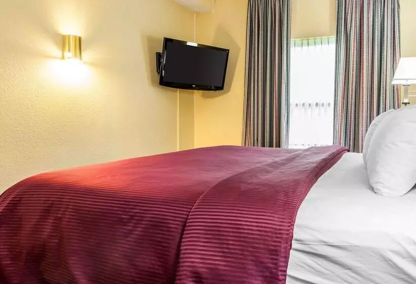 فندق Clarion Inn & Suites Northwest