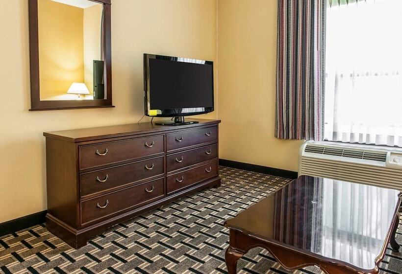 هتل Clarion Inn & Suites Northwest