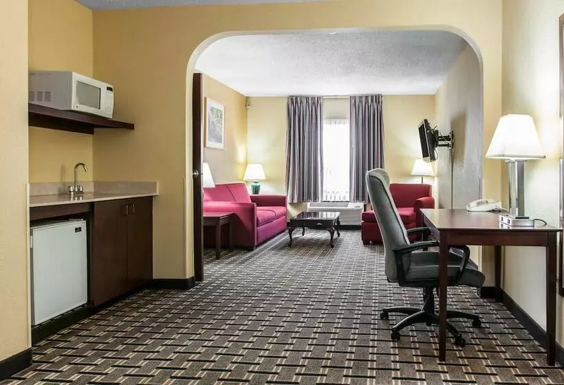 فندق Clarion Inn & Suites Northwest