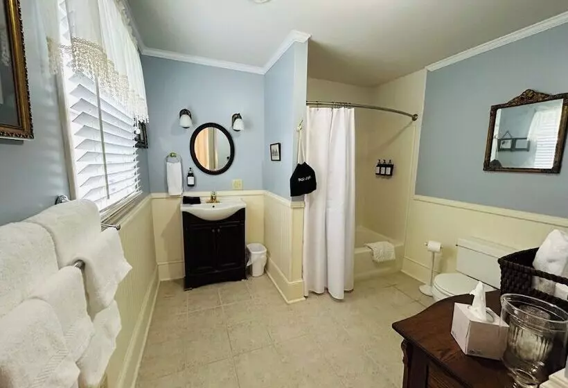 호텔 The Claiborne Bed And Breakfast