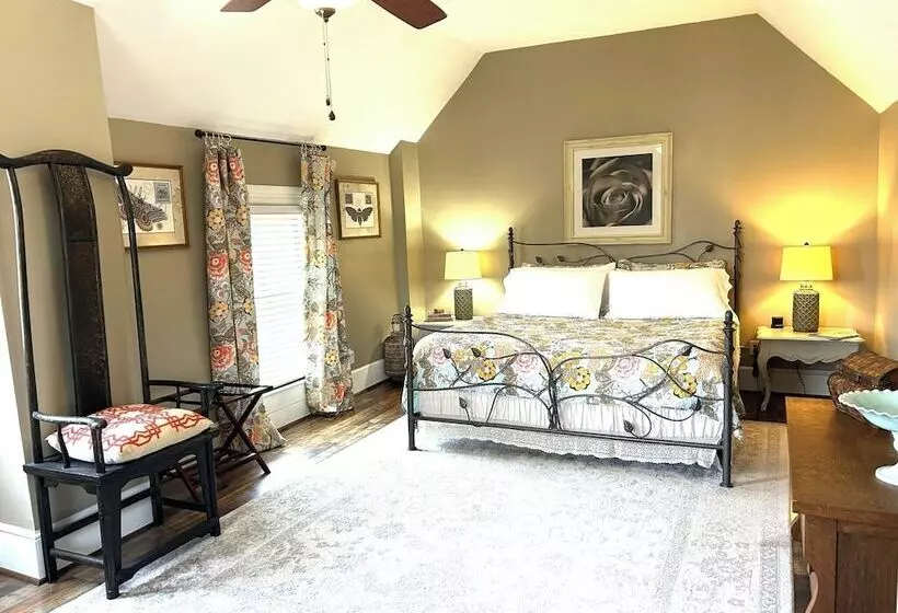 호텔 The Claiborne Bed And Breakfast