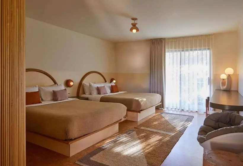 Мотель The Capri