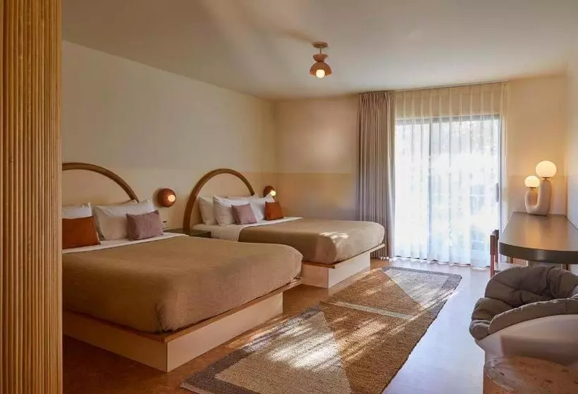 Мотель The Capri