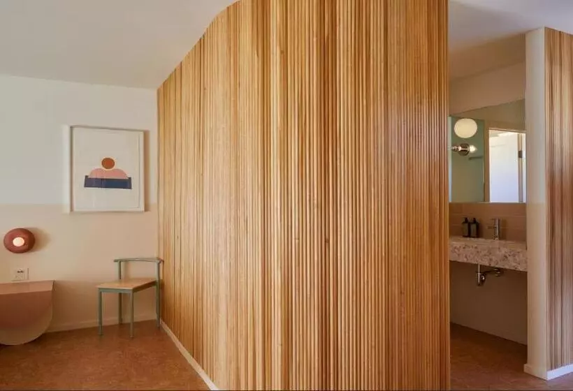 Мотель The Capri