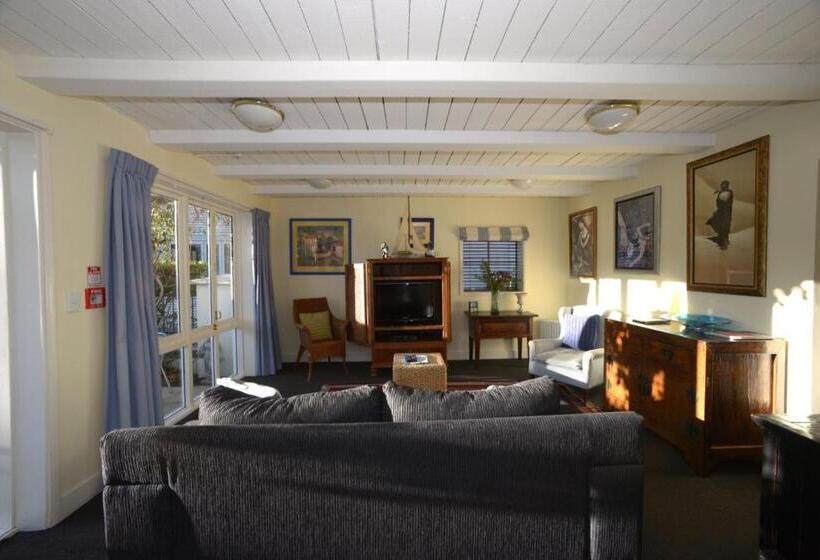 The Bruce Waterfront Apartments By Avi